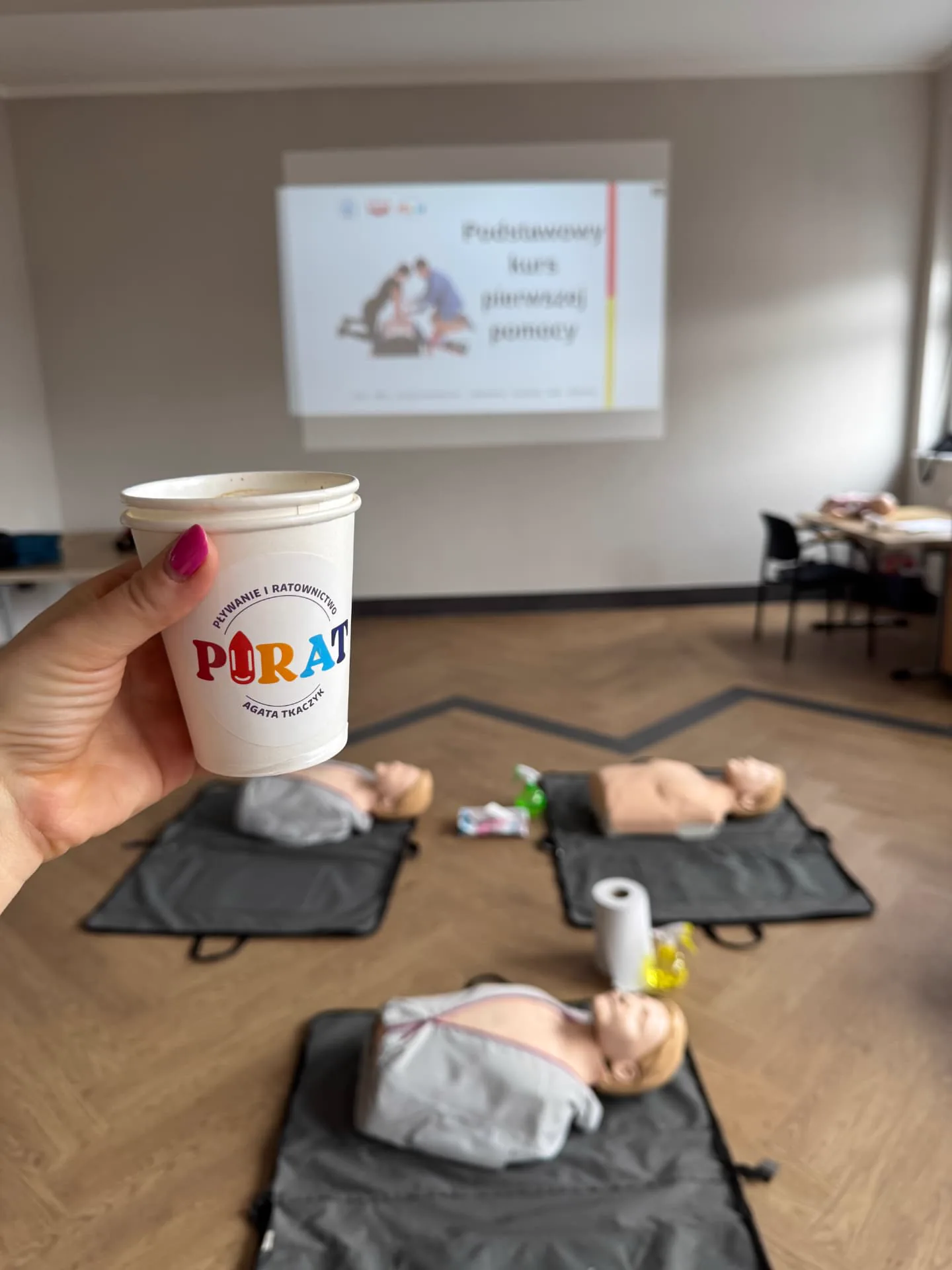 Sala szkoleniowa PIRAT z fantomami do nauki resuscytacji i kubkiem z logo