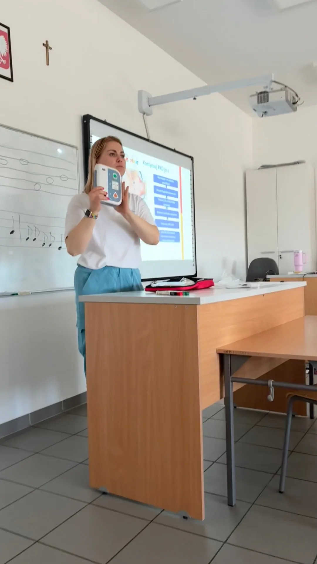 Agata Tkaczyk prezentuje defibrylator AED podczas kursu pierwszej pomocy