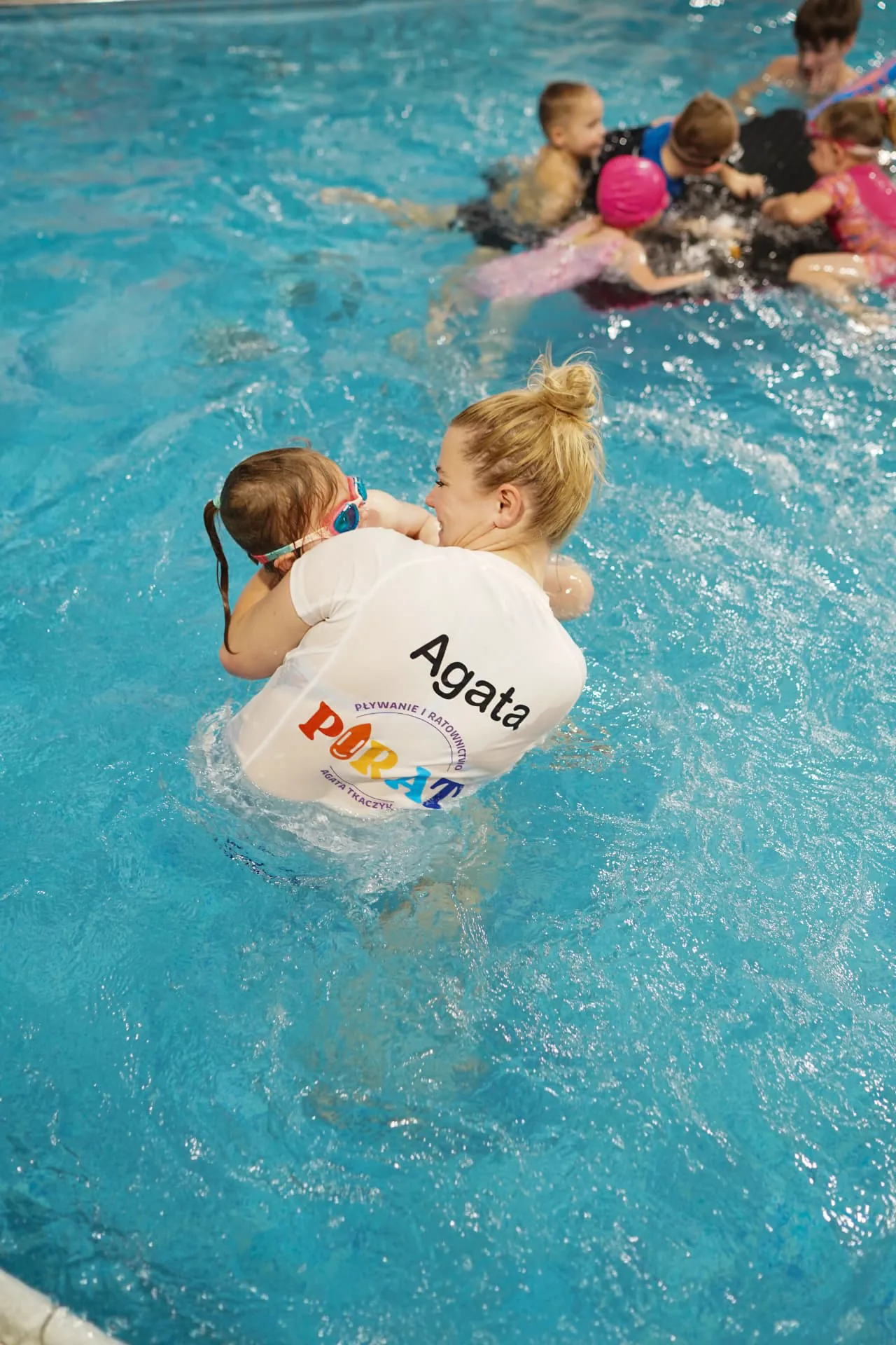 Agata Tkaczyk oswaja małe dziecko z wodą
